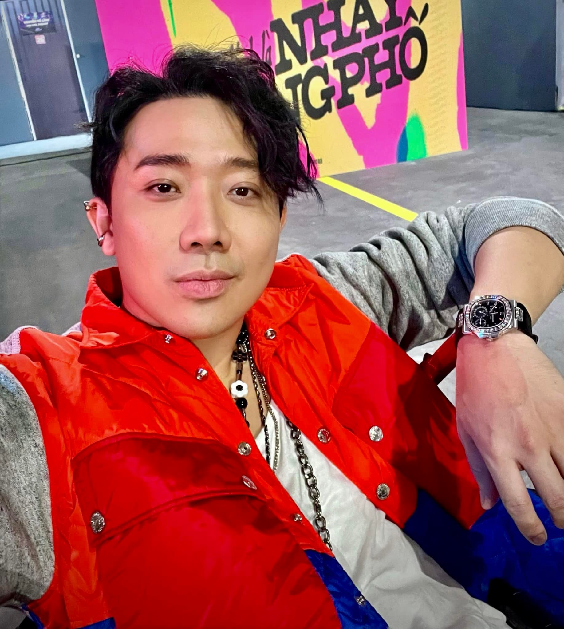 Trấn Thành được xem là ông hoàng trong địa hạt thời trang. Những bản phối của anh đều cho thấy sự khéo léo trong pha trộn màu sắc