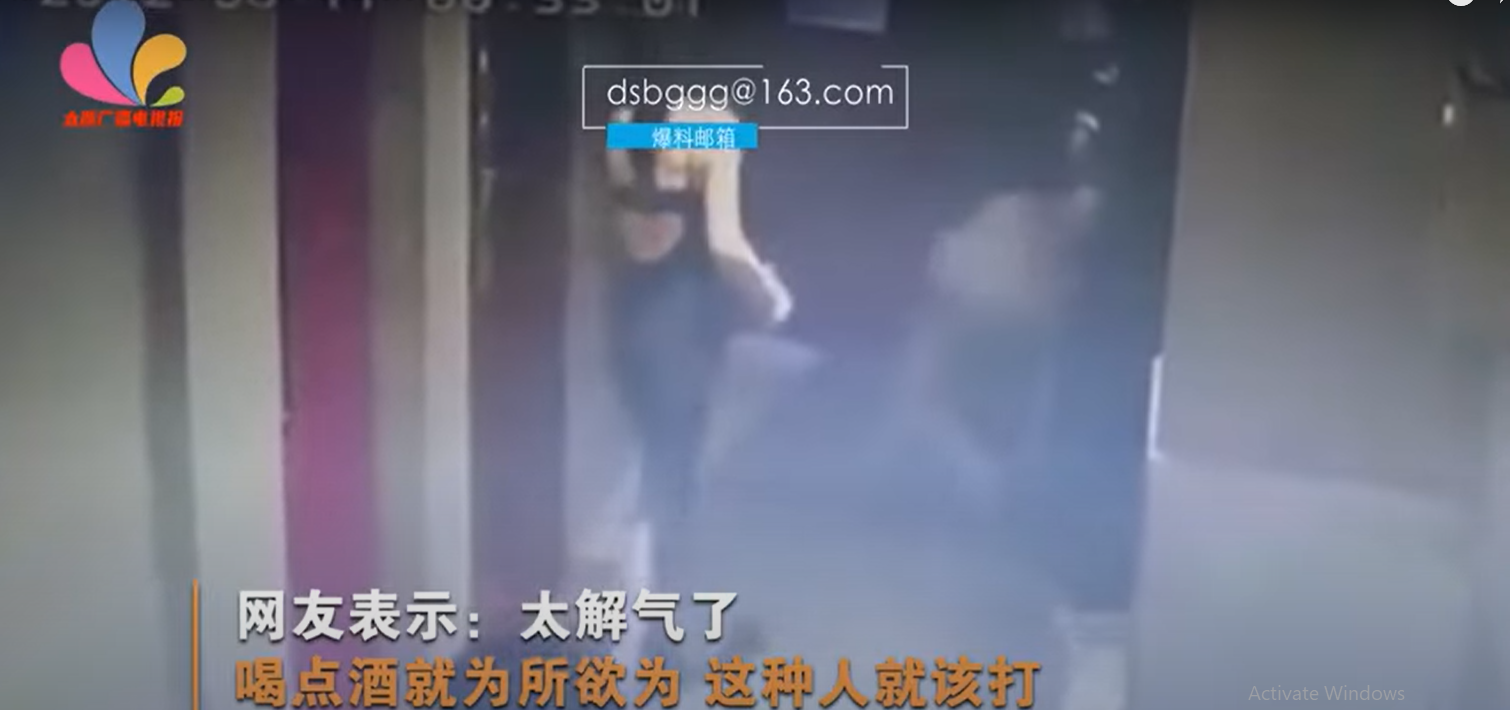 Anh liên tục dùng tay 'tác động vật lý', dạy dỗ cho kẻ yêu râu xanh một bài học. Anh liên tục dùng tay 'tác động vật lý', dạy dỗ cho kẻ yêu râu xanh một bài học.