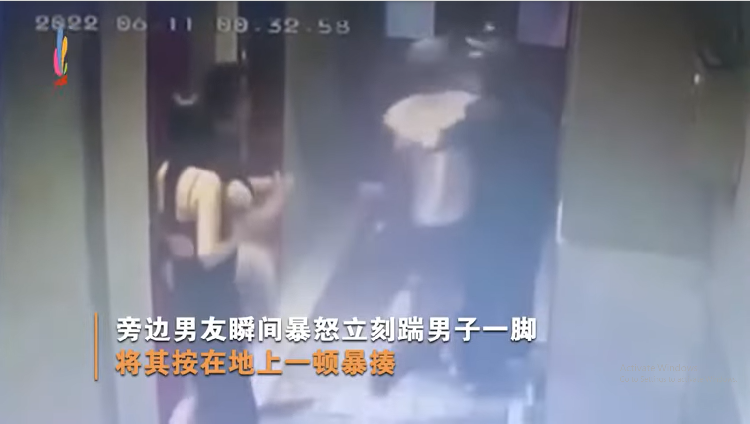 Tuy cô gái chỉ giật mình rồi quay người vào trong, nhưng chàng trai đi cùng cô lại quyết định không bỏ qua cho tên yêu râu xanh Tuy cô gái chỉ giật mình rồi quay người vào trong, nhưng chàng trai đi cùng cô lại quyết định không bỏ qua cho tên yêu râu xanh