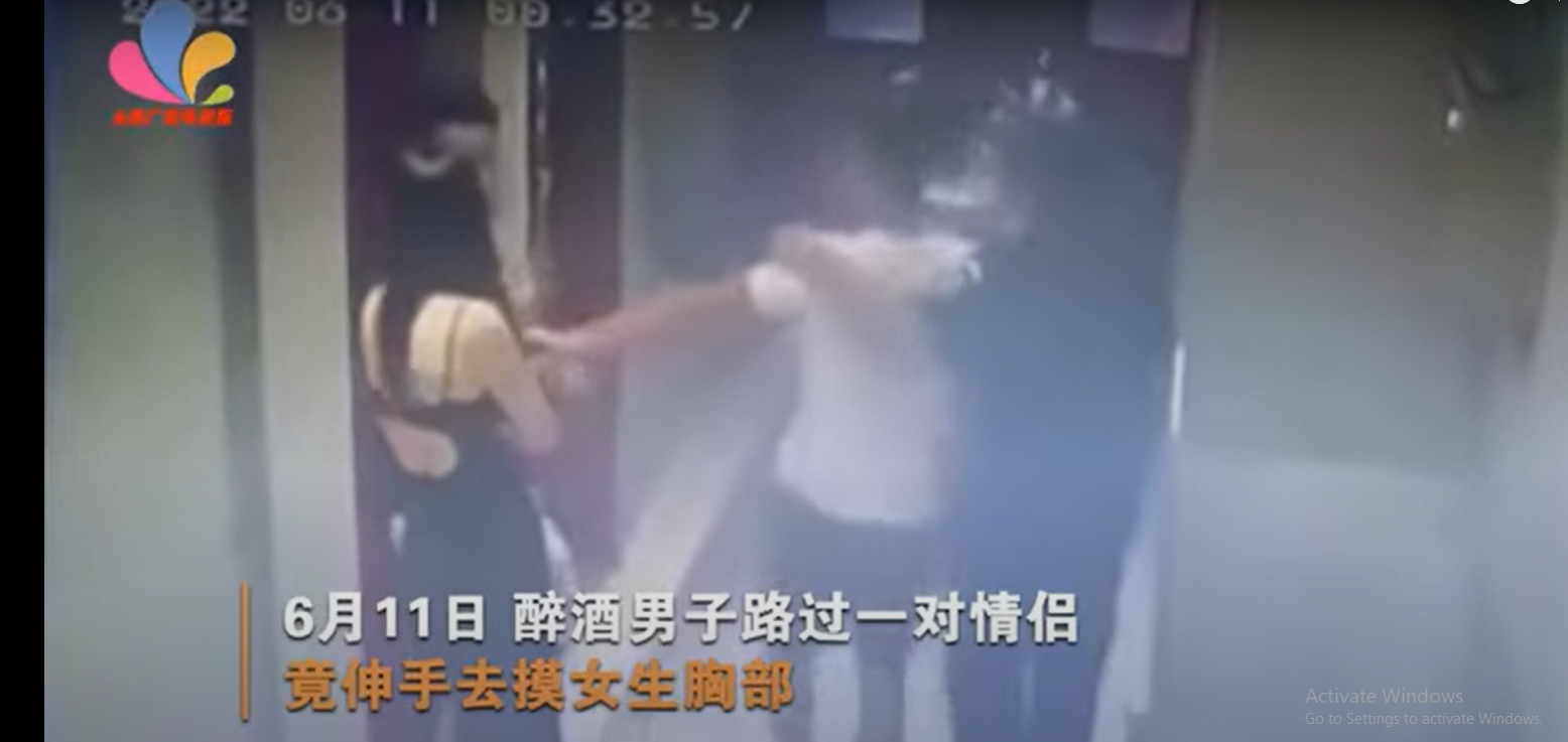 M Mạng xã hội xôn xao trước đoạn clip ghi lại cảnh một cô gái trẻ đang đứng trò chuyện với bạn thì bất ngờ bị một gã đàn ông đang say rượu ngang nhiên sàm sỡ. M Mạng xã hội xôn xao trước đoạn clip ghi lại cảnh một cô gái trẻ đang đứng trò chuyện với bạn thì bất ngờ bị một gã đàn ông đang say rượu ngang nhiên sàm sỡ.