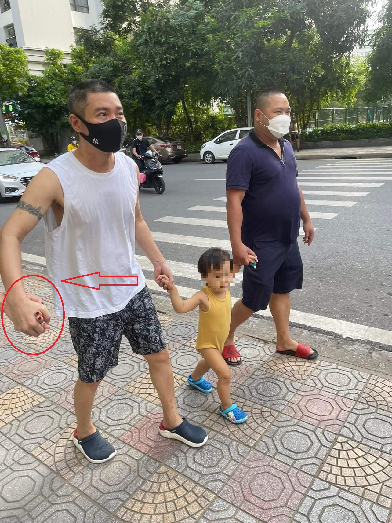 Cư dân mạng còn soi ra bàn tay của Ngọc Hà được Công Lý nắm chặt thông qua chi tiết bàn tay sơn móng đỏ mận