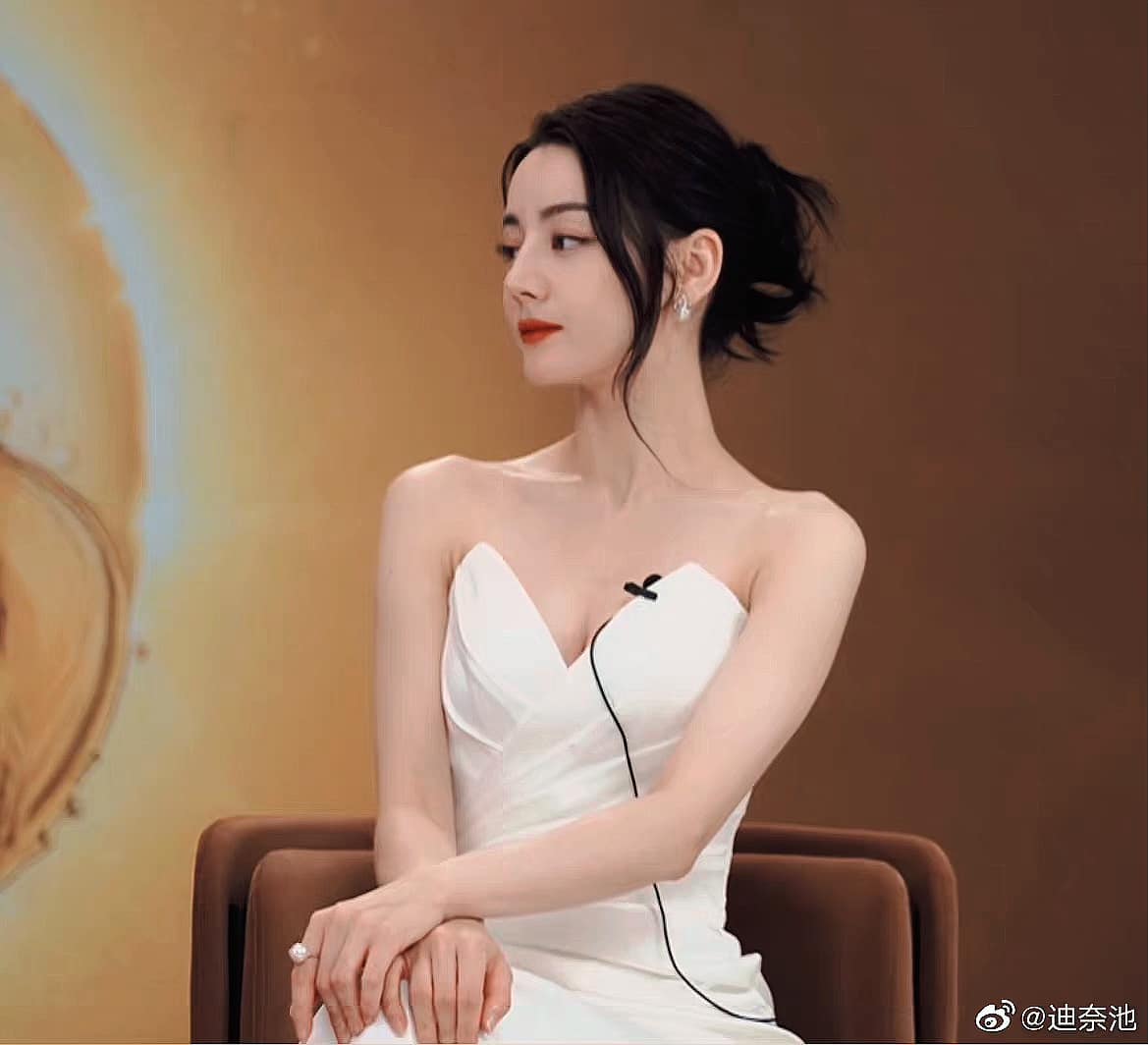 Hình ảnh Địch Lệ Nhiệt Ba trong tạo hình quý cô khi tham gia sự kiện giao lưu của nhãn hàng mới đây