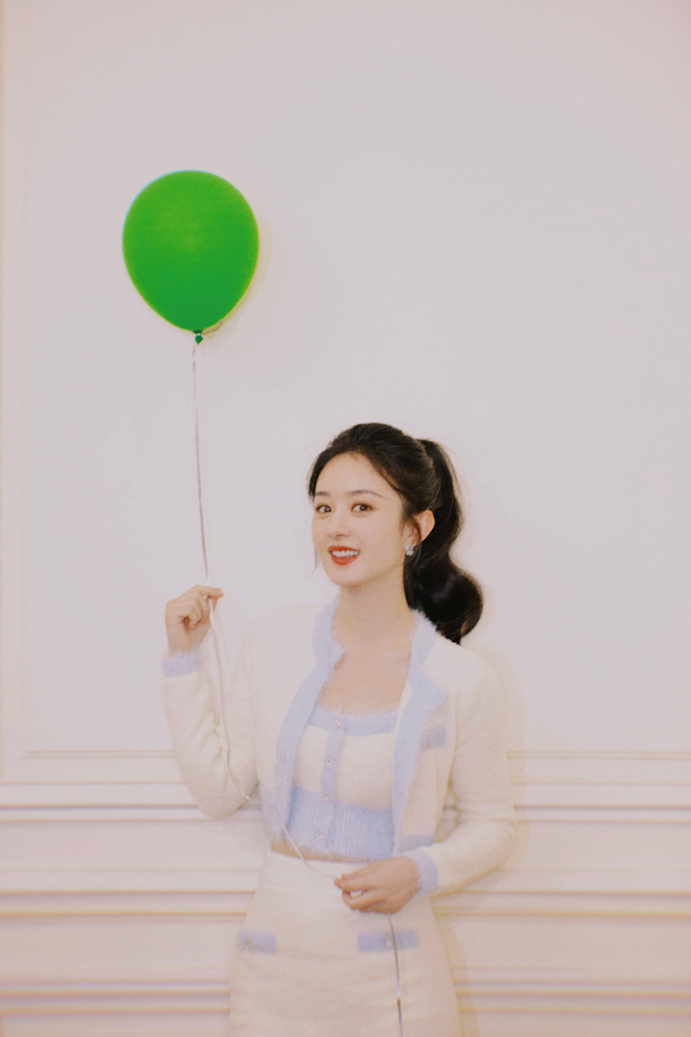 Mới đây, trên mạng xã hội Weibo lan truyền bài đăng của một blogger chia sẻ về tác phong làm việc của Triệu Lệ Dĩnh. Cụ thể, nguồn tin cho biết, khi cô đã bắt đầu ghi hình cho một bộ phim nào đó là chuyên tâm quay đến cùng. Ngoài ra, Triệu Lệ Dĩnh cũng nhiệt tình giúp đỡ đồng nghiệp và tương tác với họ để giảm phần nào áp lực công việc. 