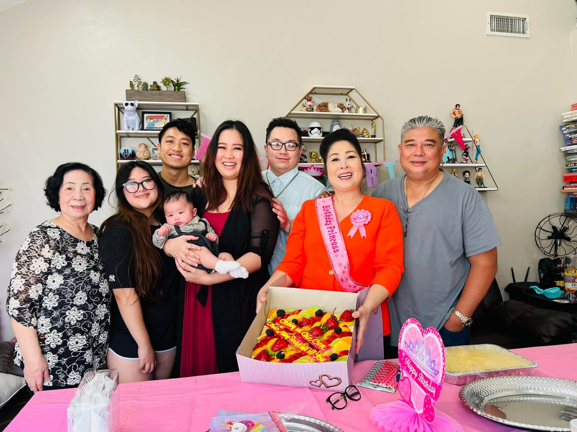 Sinh nhật mừng tuổi 56 của Hồng Vân càng thêm ý nghĩa khi cô chính thức lên bà ngoại và có sự xuất hiện của bé Simba