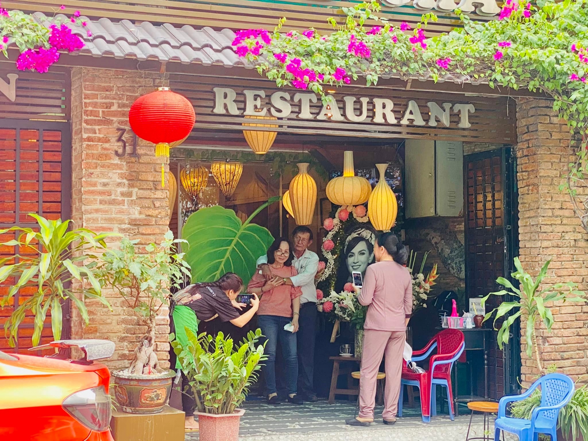 Gần 1 năm Phi Nhung rời cõi tạm, tuy nhiên Diễm Phạm vẫn hướng tình yêu đến người chị thân thiết bằng các hoạt động thiết thực Gần 1 năm Phi Nhung rời cõi tạm, tuy nhiên Diễm Phạm vẫn hướng tình yêu đến người chị thân thiết bằng các hoạt động thiết thực
