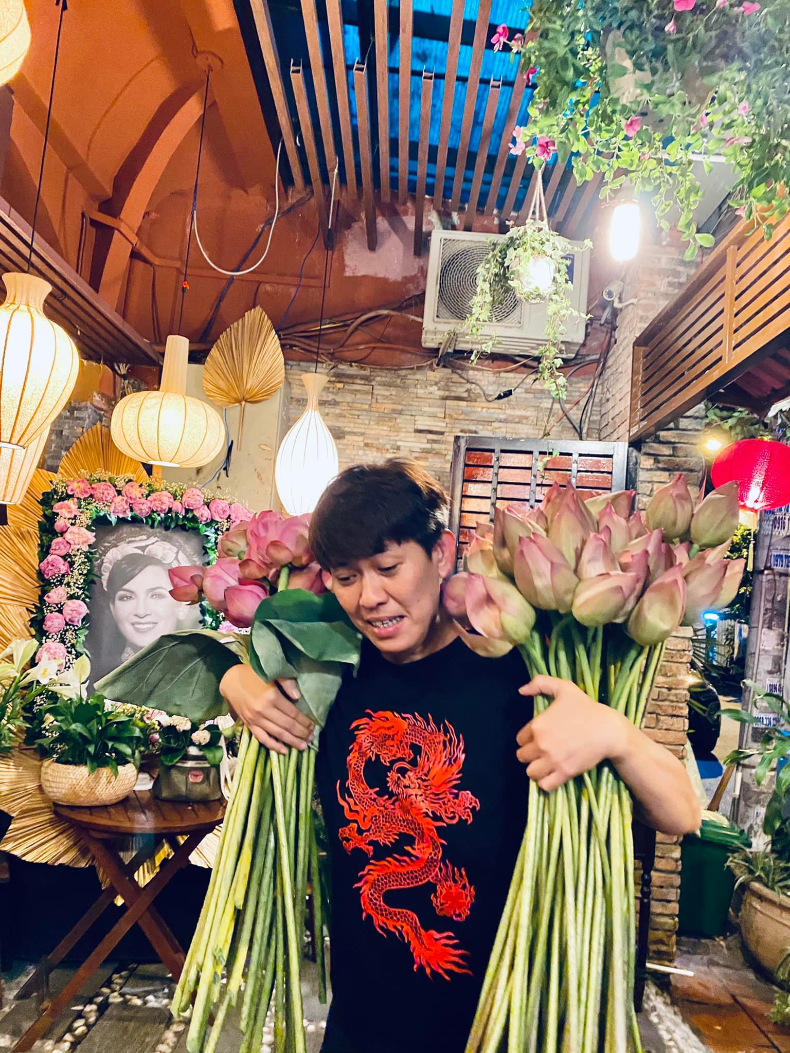 Diễm Phạm là người đứng ra lo chu toàn tang sự cho Phi Nhung Diễm Phạm là người đứng ra lo chu toàn tang sự cho Phi Nhung