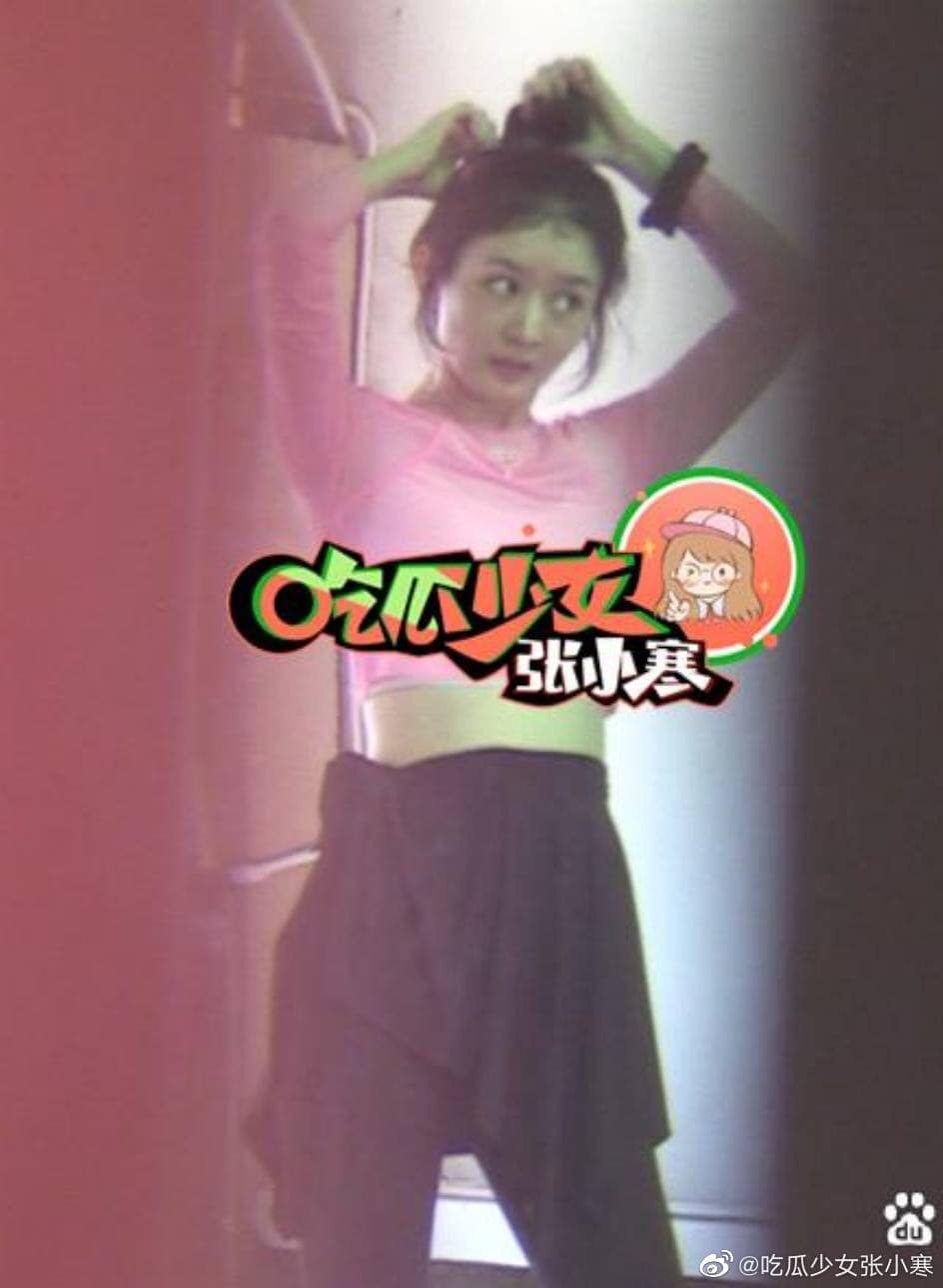 Mới đây, Trương Tiểu Hàn tung ảnh Triệu Lệ Dĩnh đang tập luyện bình thường trong phòng với chú thích: Paparazzi thật khó khăn, phải chui vào tủ mới chụp được. Ngay sau đó cư dân mạng cho rằng hành động Trương Tiểu Hàn chui trong két tủ chụp trộm Triệu Lệ Dĩnh là hành vi quá đáng sợ, phạm pháp. Trước điều này, cánh săn ảnh phản hồi là mình không chui trong tủ, mà vừa đúng lúc mở cửa thì thấy nên chụp. 