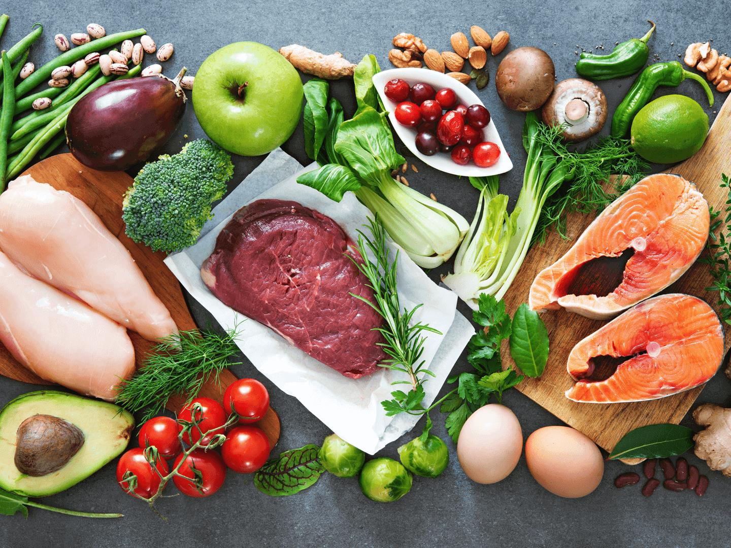 Cung cấp chất dinh dưỡng trong chế độ ăn uống cũng giúp bảo vệ mắt