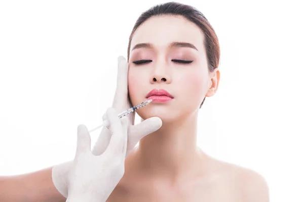 Tiêm filler môi giữ được bao lâu phụ thuộc phần lớn vào tay nghề của bác sĩ thực hiện