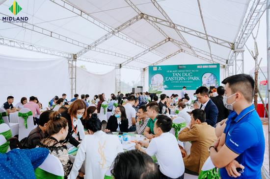 Hàng trăm khách hàng đã đến tìm hiểu và mong muốn sở hữu lô đất có tiềm năng lời hấp dẫn