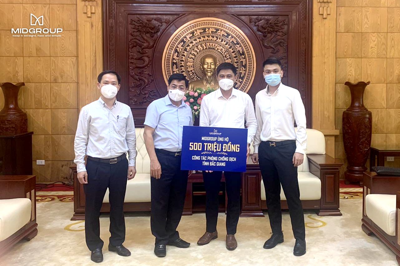 Đ/c Dương Văn Thái - Ủy viên BCH Trung ương Đảng Cộng sản Việt Nam khoá XIII, Bí thư Tỉnh ủy cùng đại diện Mid Group chia sẻ khó khăn với tỉnh Bắc Giang trong phòng, chống COVID-19.