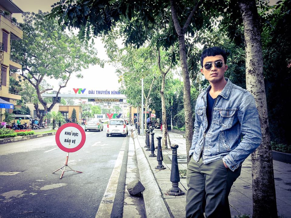 Trước đó, Doãn Quốc Đam gây ấn tượng với đông người hâm mộ bởi phong cách ăn mặc bụi bặm, phóng khoáng