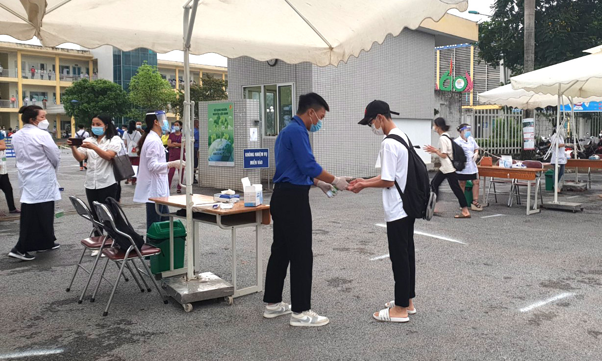 Tại điểm thi vào lớp 10 (Trường THPT Sơn Tây, thị xã Sơn Tây), các thí sinh thực hiện nghiêm những biện pháp phòng dịch như sát khuẩn tay, đo thân nhiệt, đeo khẩu trang, giãn cách. Tại điểm thi vào lớp 10 (Trường THPT Sơn Tây, thị xã Sơn Tây), các thí sinh thực hiện nghiêm những biện pháp phòng dịch như sát khuẩn tay, đo thân nhiệt, đeo khẩu trang, giãn cách.