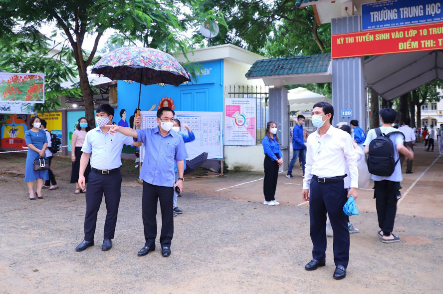 Lãnh đạo huyện Thạch Thất kiểm tra công tác phòng, chống dịch tại một điểm thi vào lớp 10 trên địa bàn. Lãnh đạo huyện Thạch Thất kiểm tra công tác phòng, chống dịch tại một điểm thi vào lớp 10 trên địa bàn.