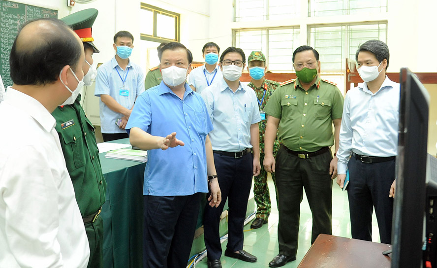 Bí thư Thành ủy Hà Nội Đinh Tiến Dũng kiểm tra công tác phòng, chống dịch Covid-19 tại Trung tâm Giáo dục quốc phòng - an ninh (Trường Đại học Sư phạm thể dục thể thao Hà Nội).