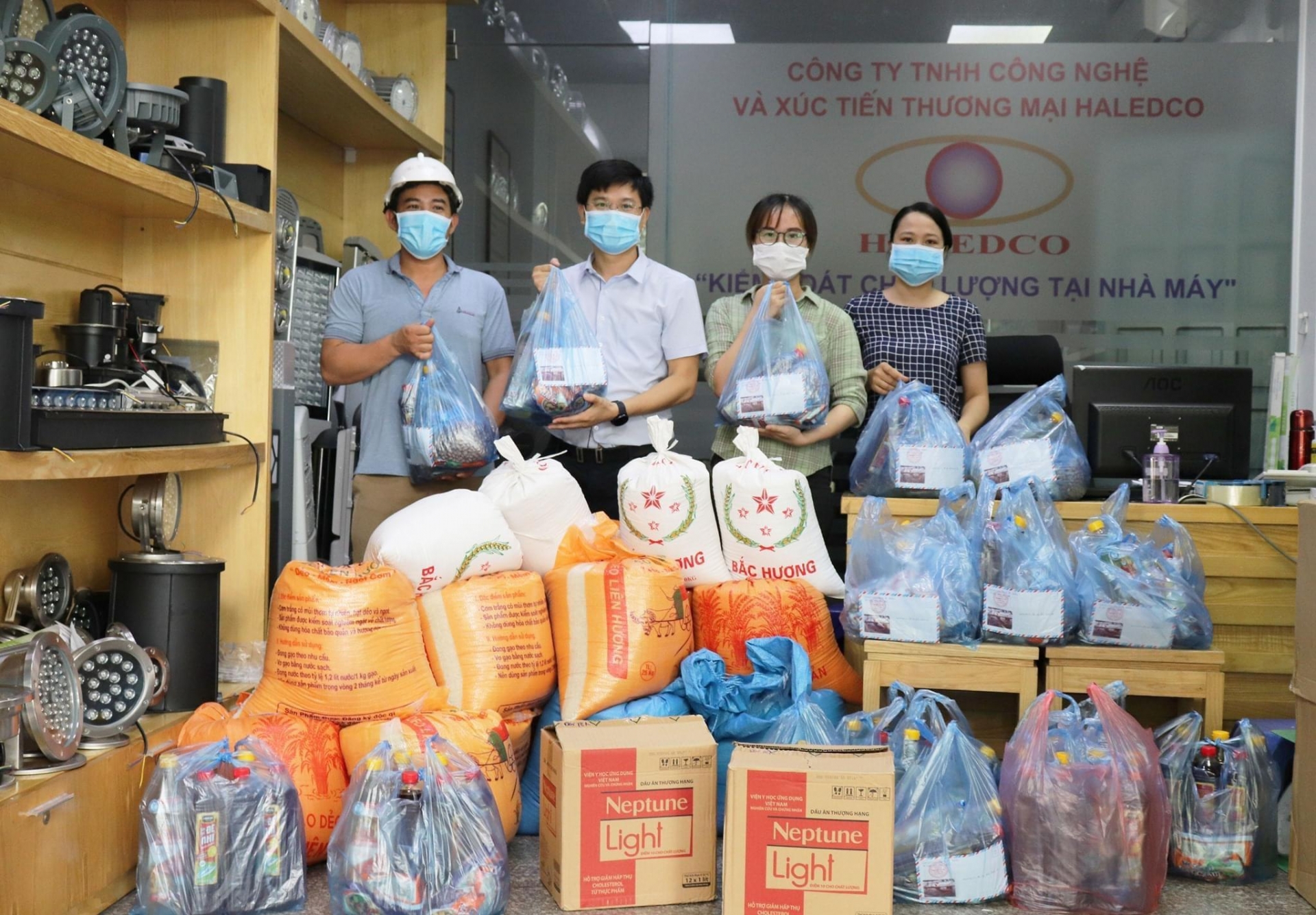 Công ty chuẩn bị những phần quà thiết thực trao tặng người dân khó khăn