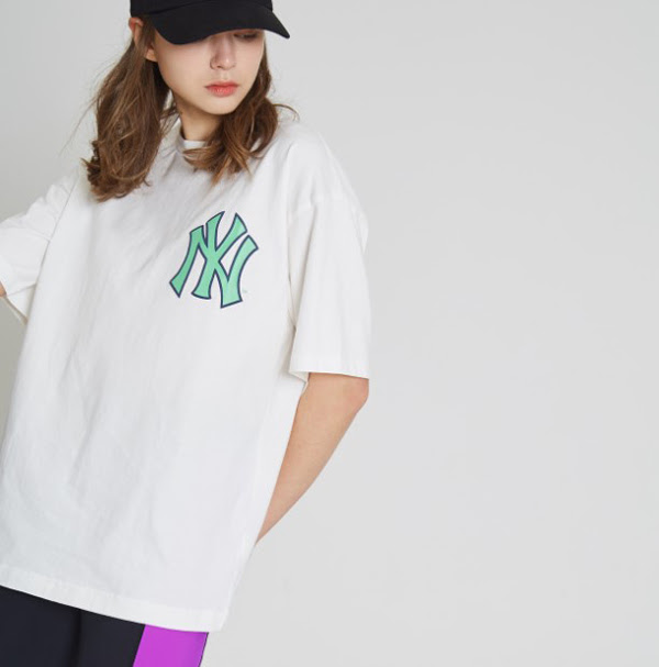 Giới trẻ Việt ồ ạt mua sắm áo, giày, mũ MLB với giá 'hời' 3 Giới trẻ Việt ồ ạt mua sắm áo, giày, mũ MLB với giá 'hời' 3