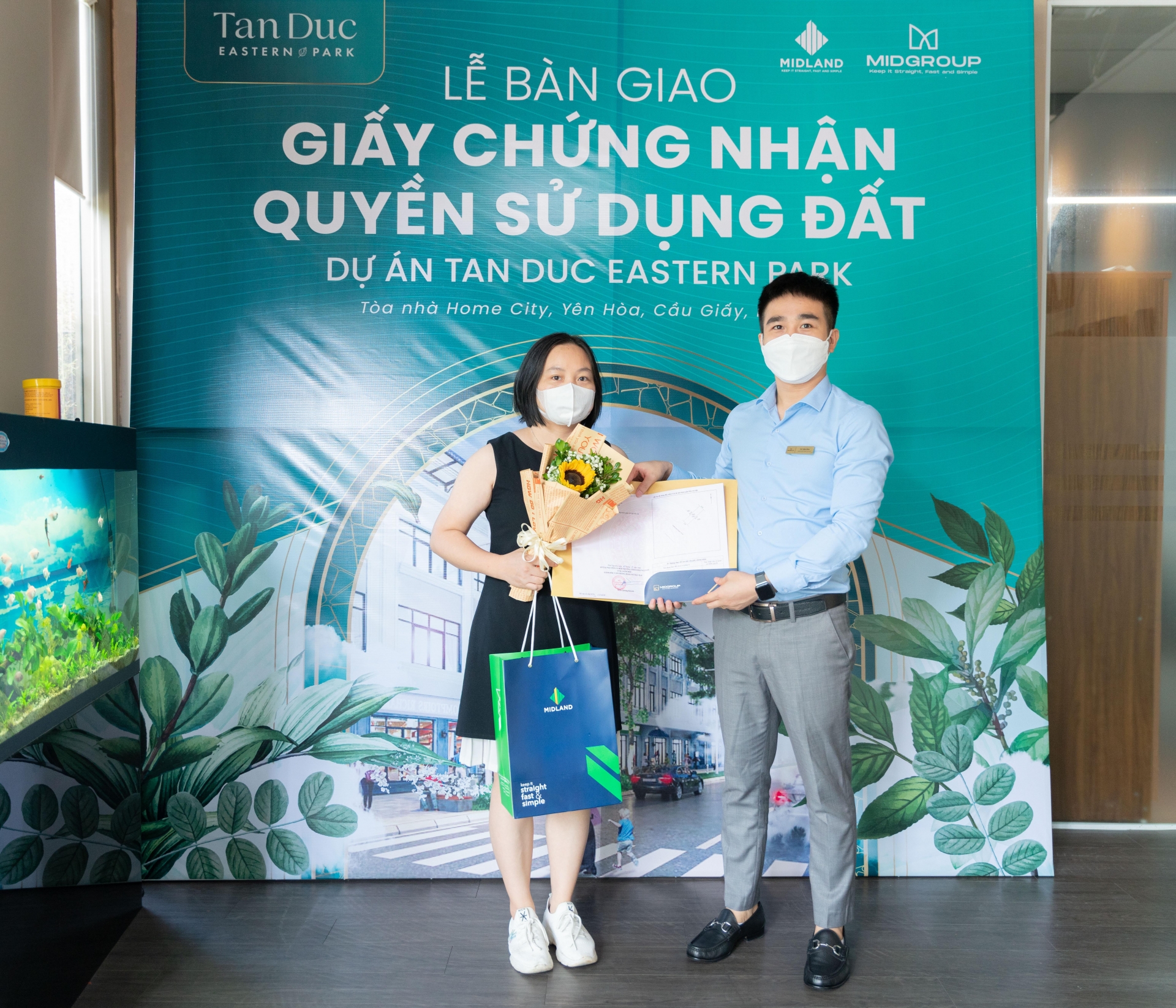 Khách hàng nhận sổ hồng dự án Tan Duc Eastern Park Khách hàng nhận sổ hồng dự án Tan Duc Eastern Park