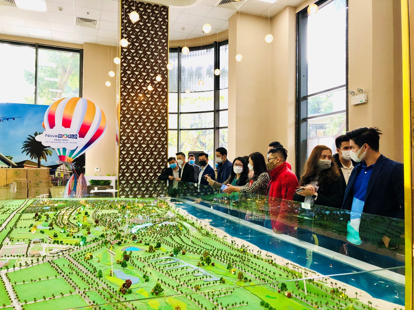 Khách hàng tìm hiểu sa bàn dự án NovaWorld Phan Thiet tại sàn Novaland 63-65 Ngô Thì Nhậm, Hài Bà Trưng, Hà Nội Khách hàng tìm hiểu sa bàn dự án NovaWorld Phan Thiet tại sàn Novaland 63-65 Ngô Thì Nhậm, Hài Bà Trưng, Hà Nội