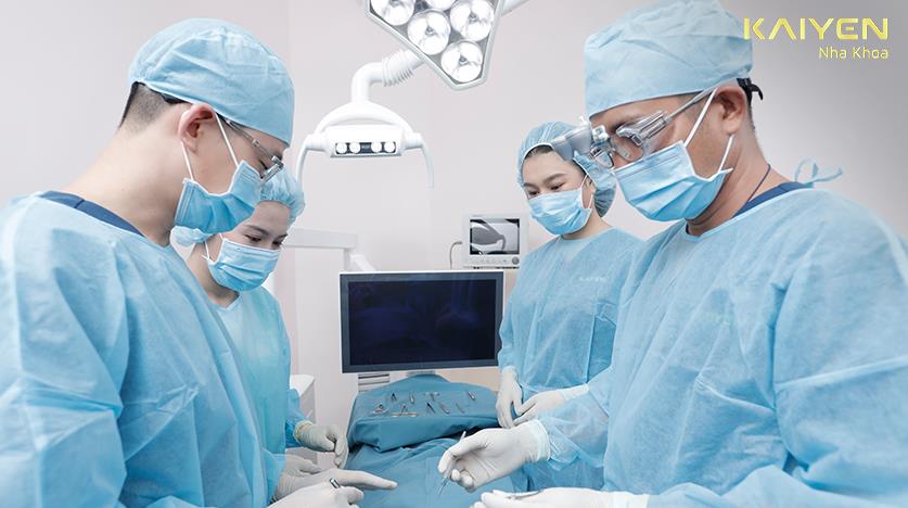 BS. Trần Thanh Phong tiên phong trong việc điều trị và phẫu thuật cấy ghép Implant toàn hàm tại Việt Nam