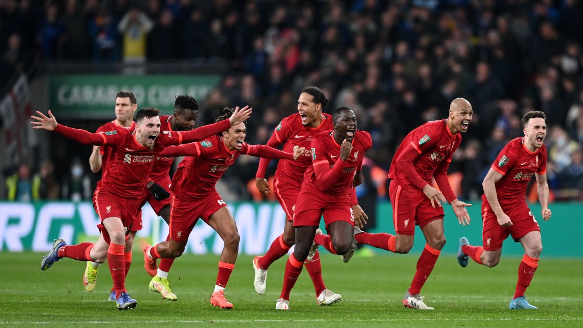 Tinh thần của The Kop đang thăng hoa với chức vô địch Carabao Cup (Ảnh: CNN)