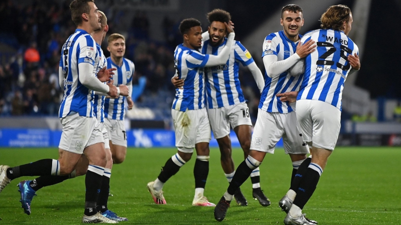 Đội chủ nhà không thể cản bước Huddersfield (Ảnh: Twitter) Đội chủ nhà không thể cản bước Huddersfield (Ảnh: Twitter)