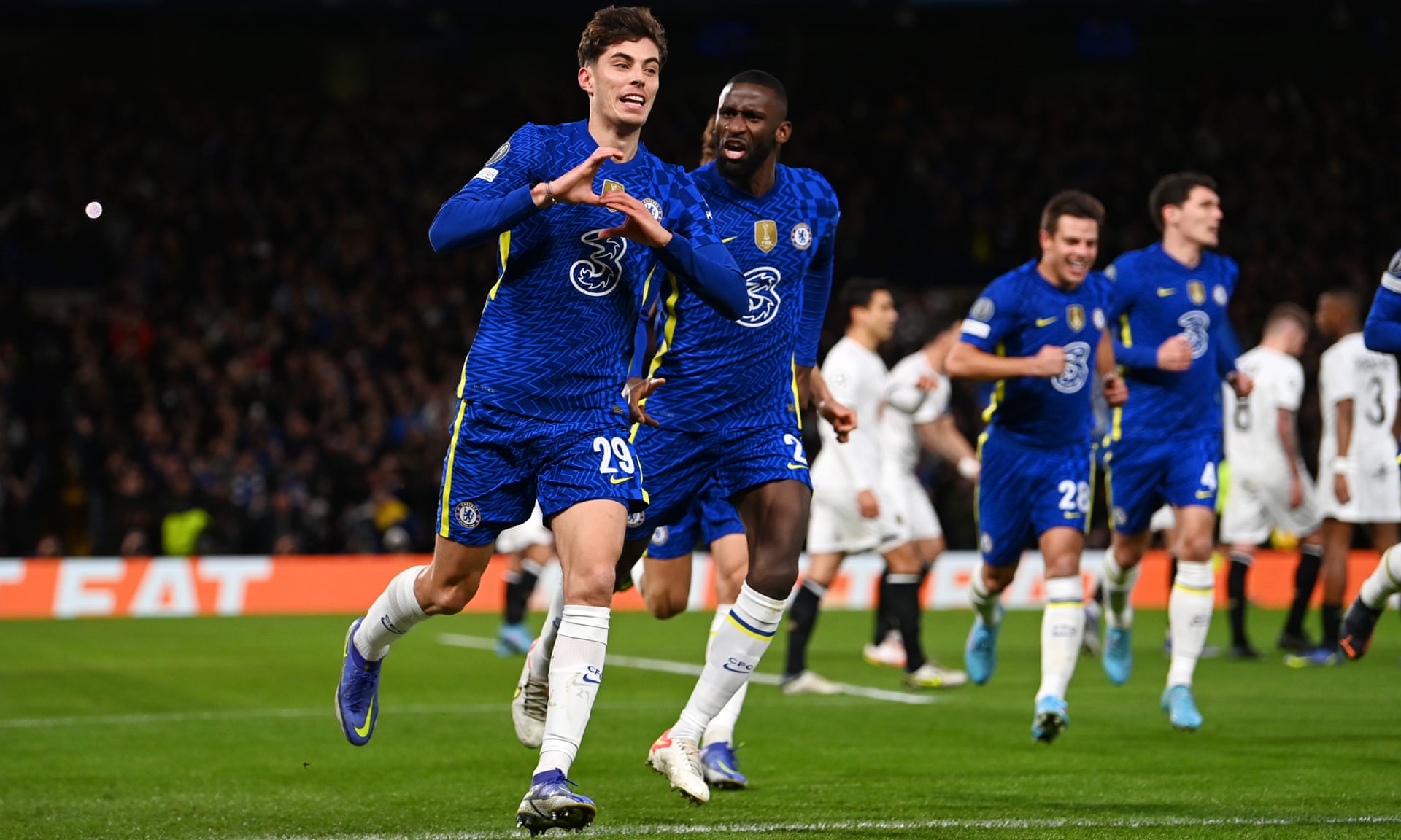 Chức vô địch Ngoại hạng Anh năm nay đang dần xa cách Chelsea (Ảnh: Twitter)