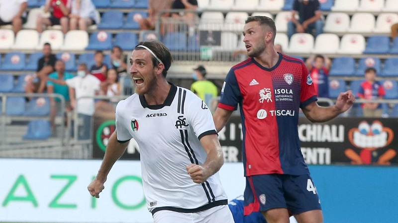 Hai đội sẽ chiến đấu hết mình cho 1 tấm vé trụ hạng (Ảnh: Goal)