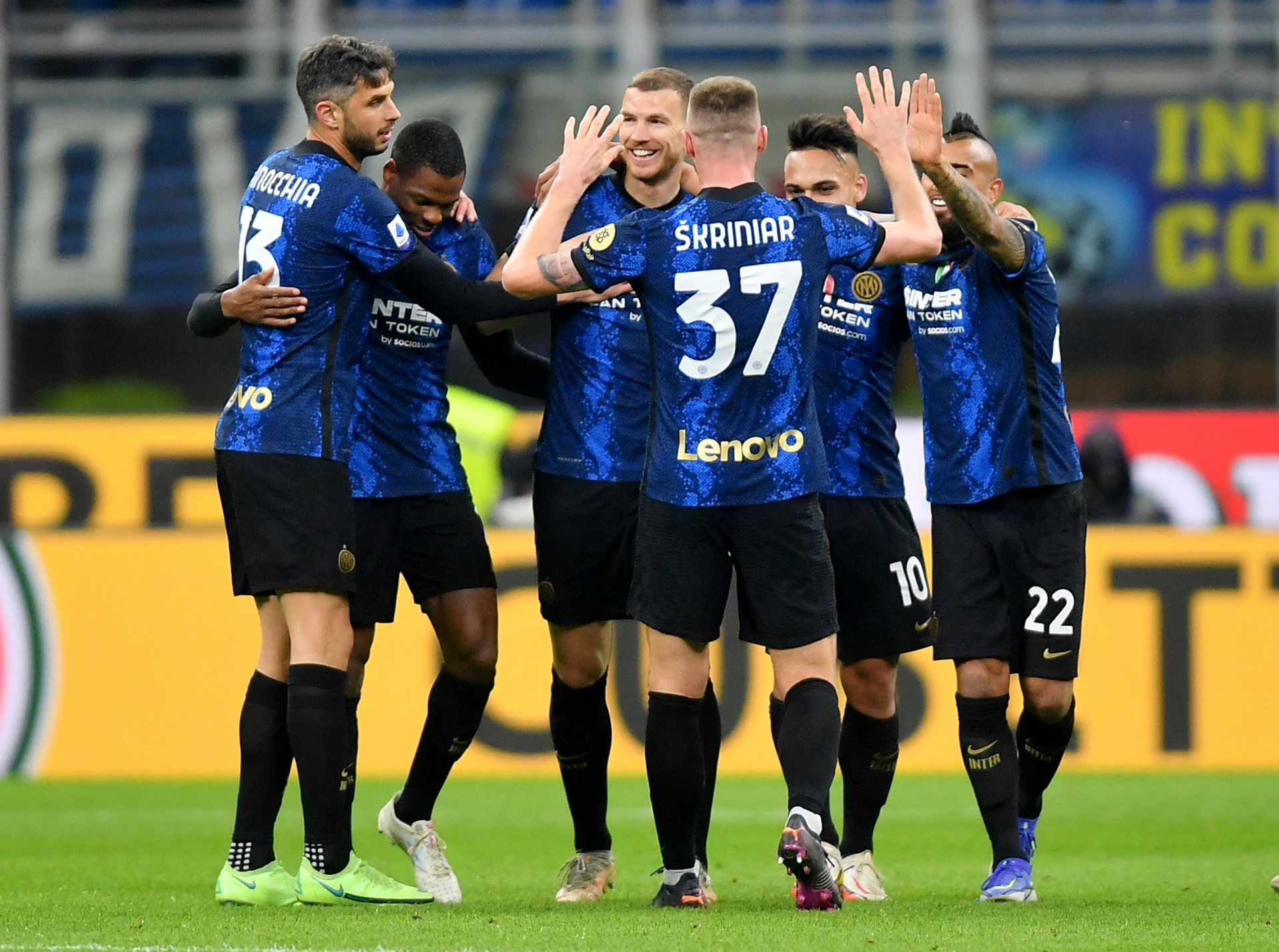 Inter Milan chỉ cần một bước nữa là giành lại ngôi đầu Serie A (Ảnh: Twitter)