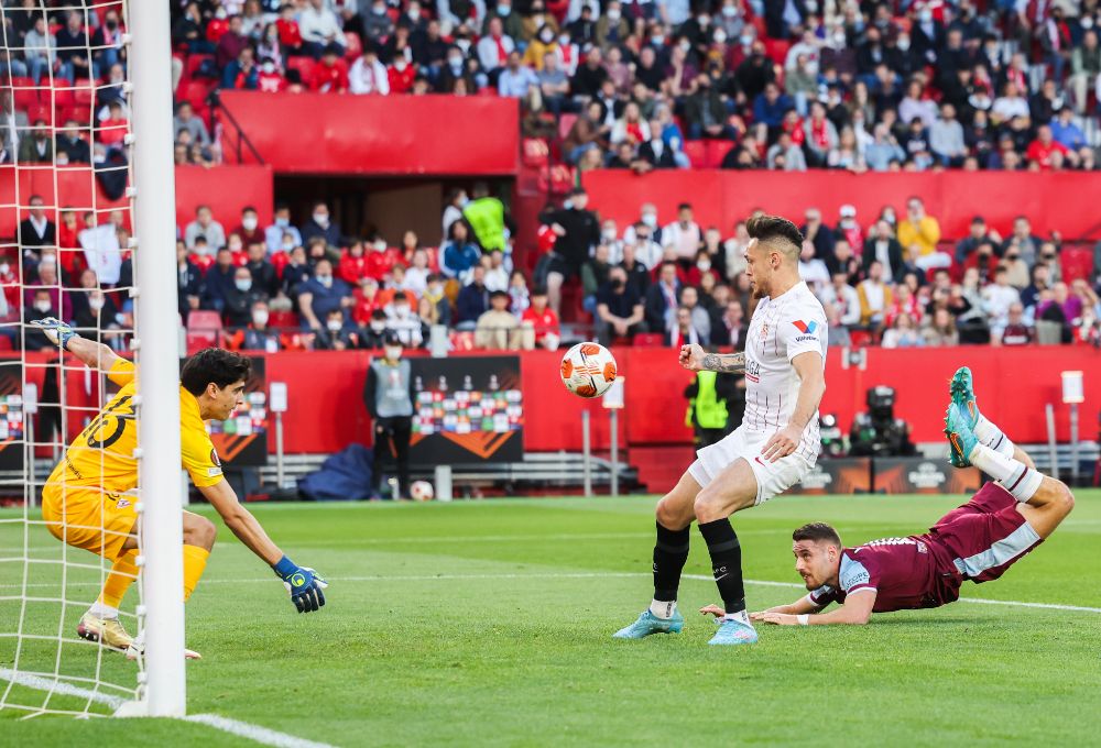 West Ham sẽ gặp rất nhiều khó khăn trước một đối thủ kinh nghiệm như Sevilla (Ảnh: Twitter)