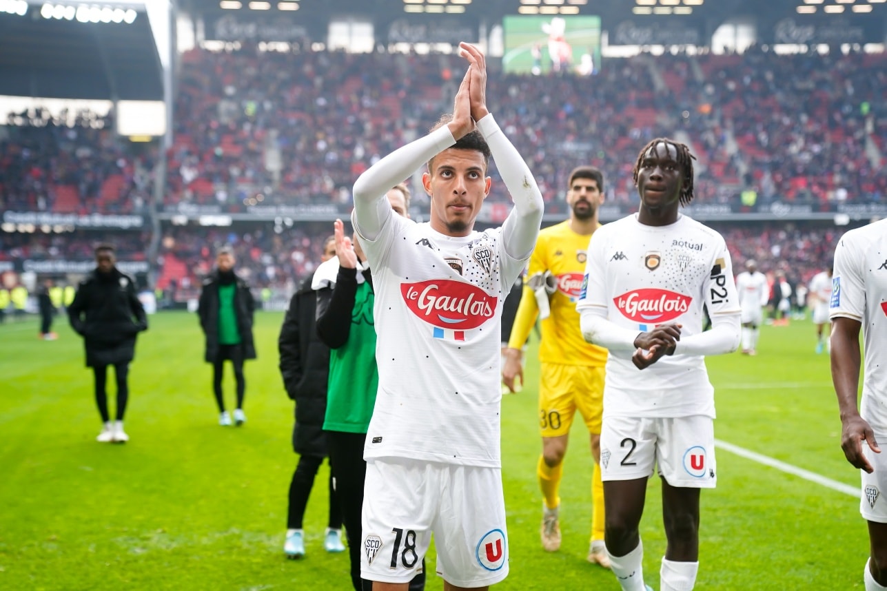 Angers cần lấy lại tinh thần trước khi mọi chuyện đi quá xa (Ảnh: Twitter)