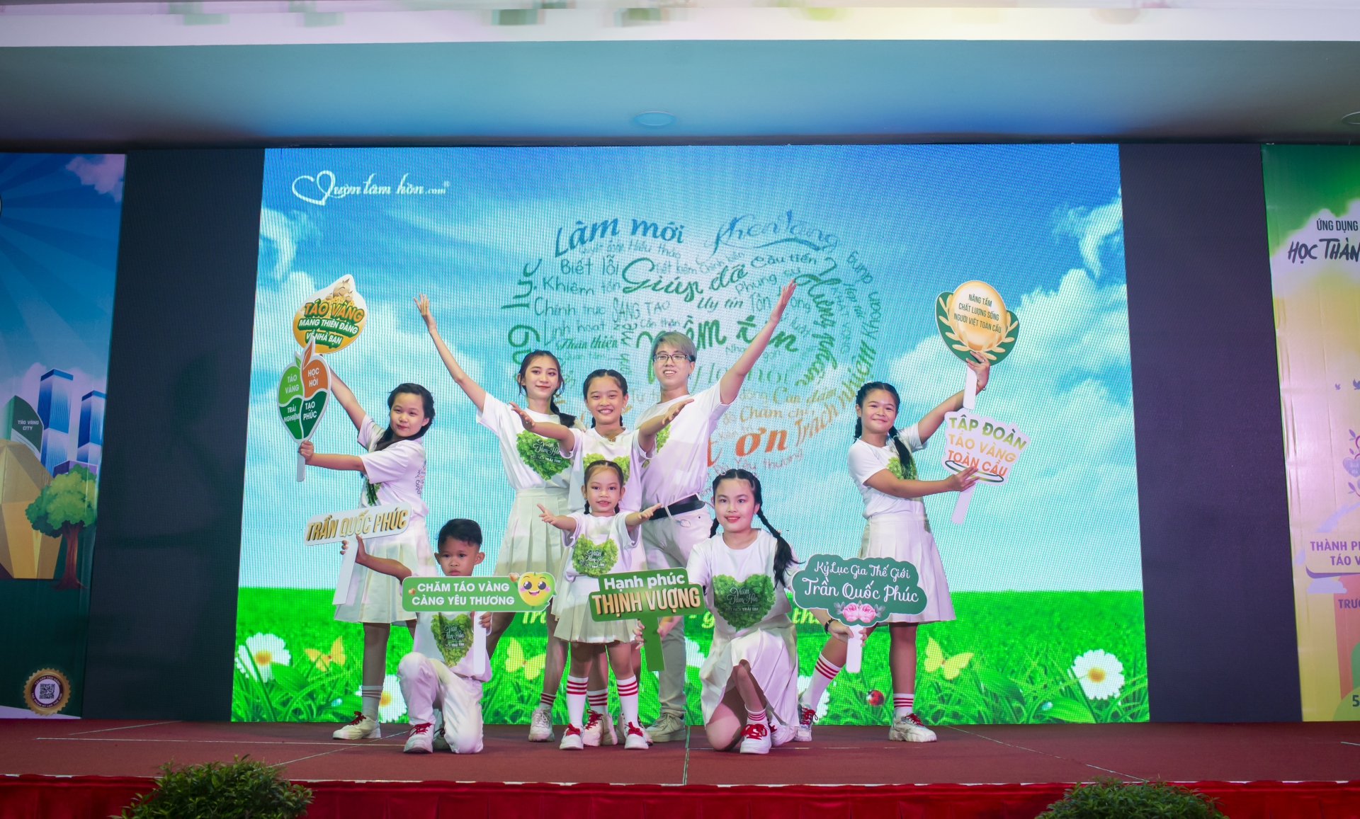 Tiết mục “Vườn tâm hồn” khiến không khí buổi lễ thêm lắng đọng và nhiều cảm xúc