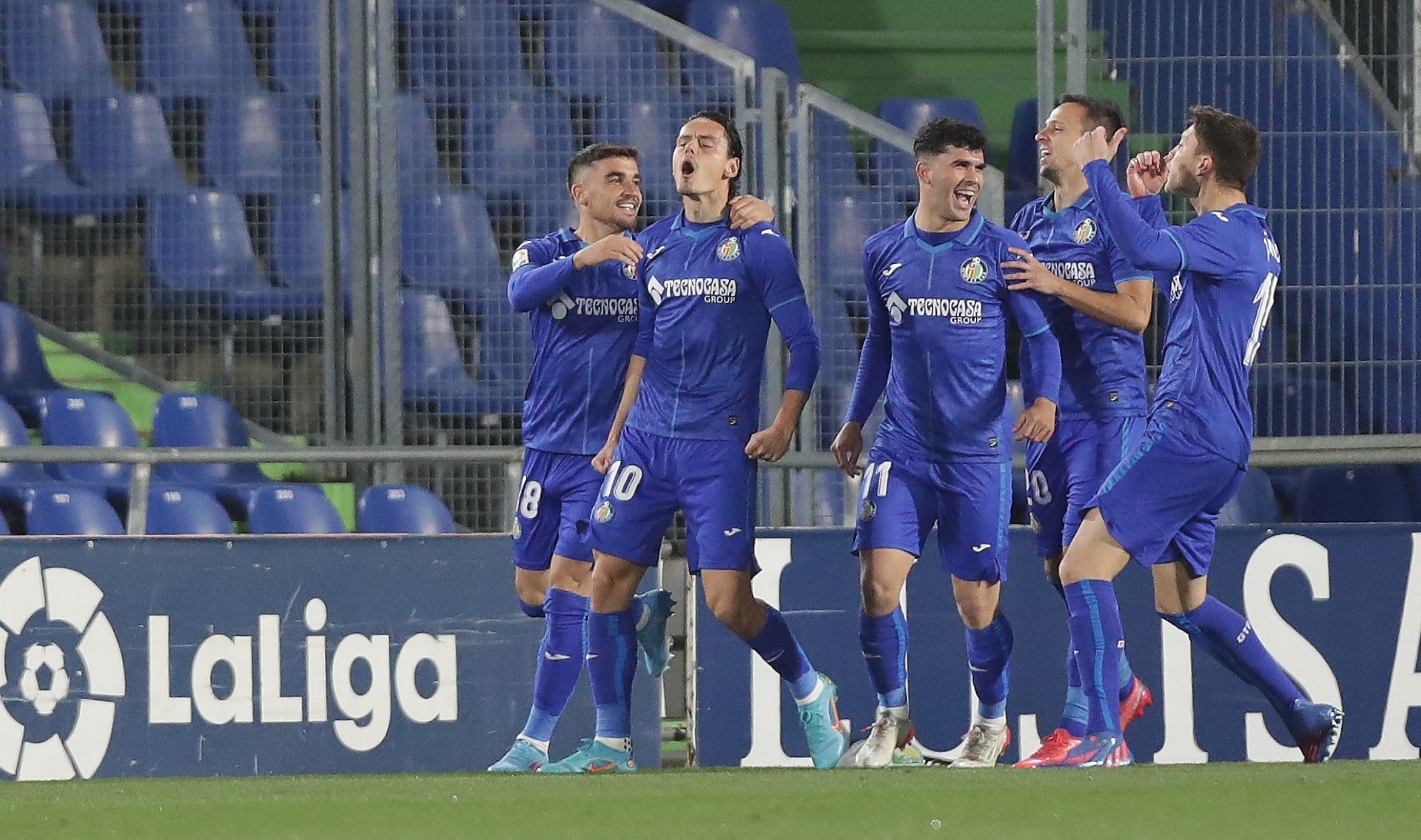 Cuộc chiến trụ hạng vô cùng hấp dẫn (Ảnh: Twitter)