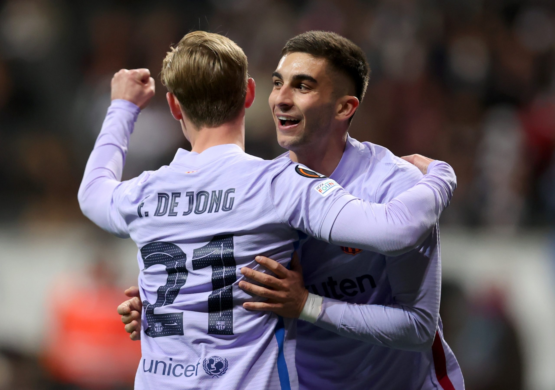 Barcelona nhấn chìm đội chủ nhà (Ảnh: Twitter)