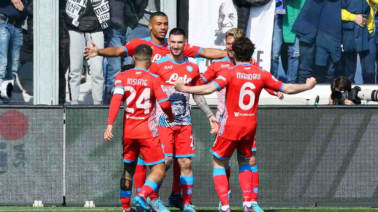 Napoli sẽ phả hơi nóng vào cuộc đua vô địch nếu đánh bại Empoli (Ảnh: Twitter)