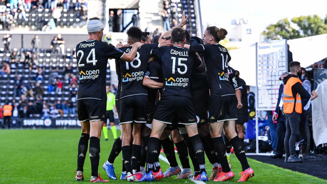 Đôi bên đã cống hiến màn rượt đuổi tỷ số hấp dẫn ở lượt đi (Ảnh: twitter)