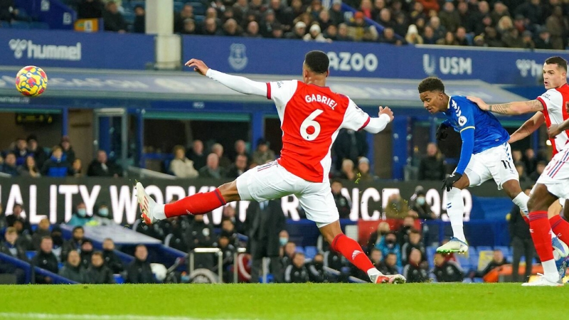 Arsenal gặp nhiều khó khăn trước vị khách Everton (Ảnh: Twitter) Arsenal gặp nhiều khó khăn trước vị khách Everton (Ảnh: Twitter)