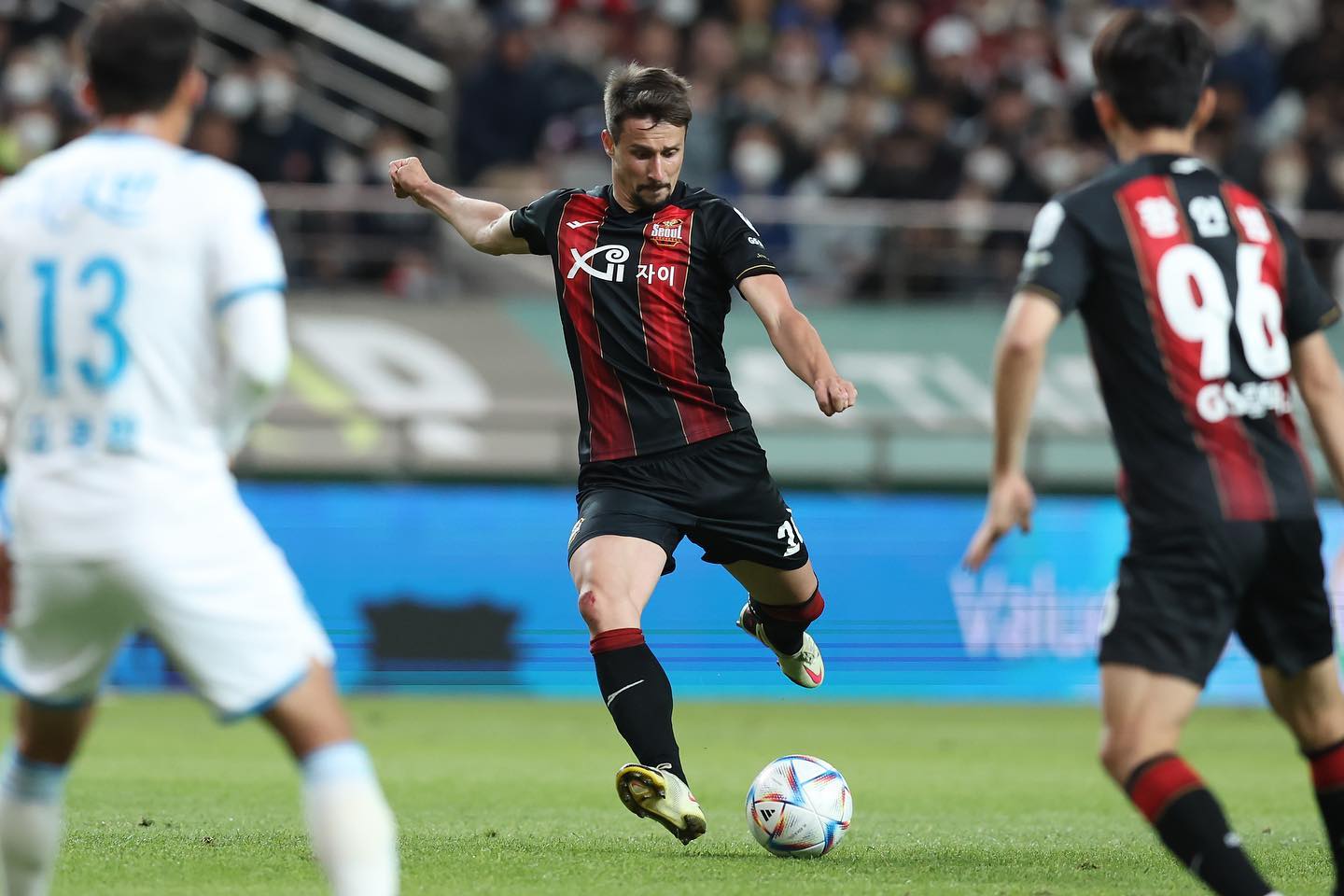 Cả Seoul và Gimcheon Sangmu đều không hài lòng về thứ hạng hiện tại (Ảnh: facebook)