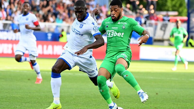 Cơ hội đang chia đều cho cả St Etienne và Auxerre (Ảnh: Twitter)