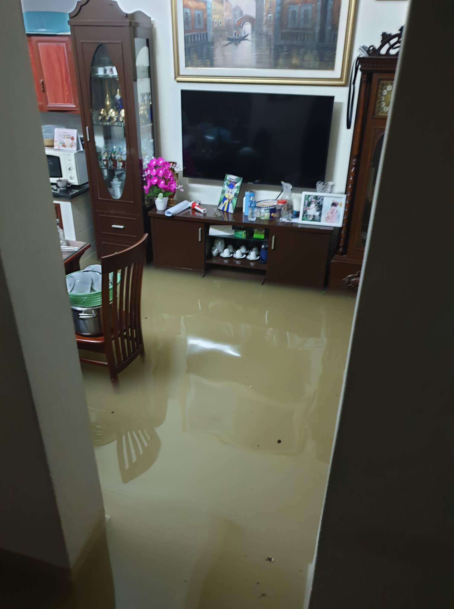 Nước tràn vào nhà gần nửa mét Nước tràn vào nhà gần nửa mét