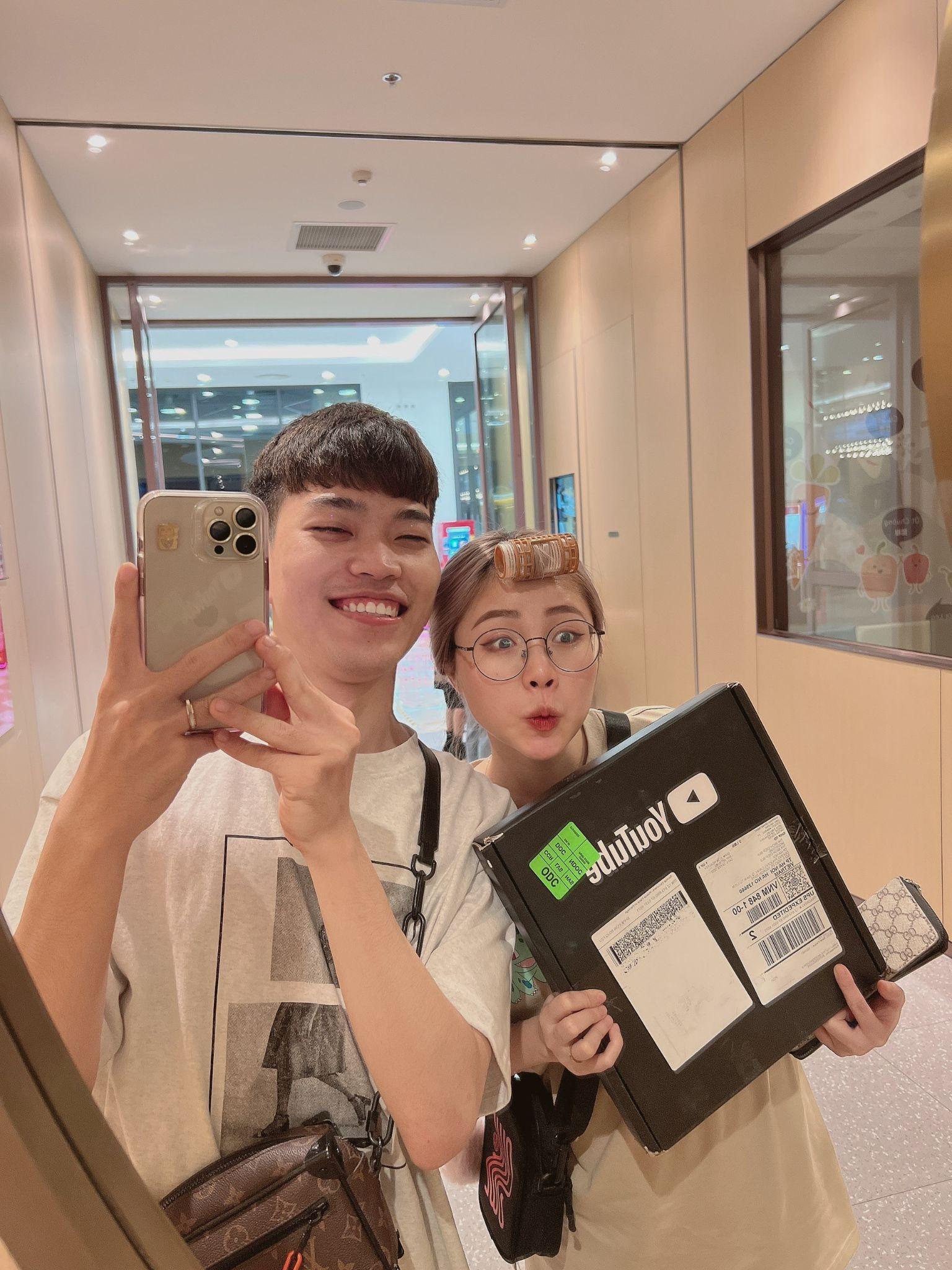 Những video của cặp đôi hot tiktoker chủ yếu xoay quanh “chiếc chổi thần kỳ” với các tình huống dở khóc dở cười nhưng đầy ngọt ngào và thú vị