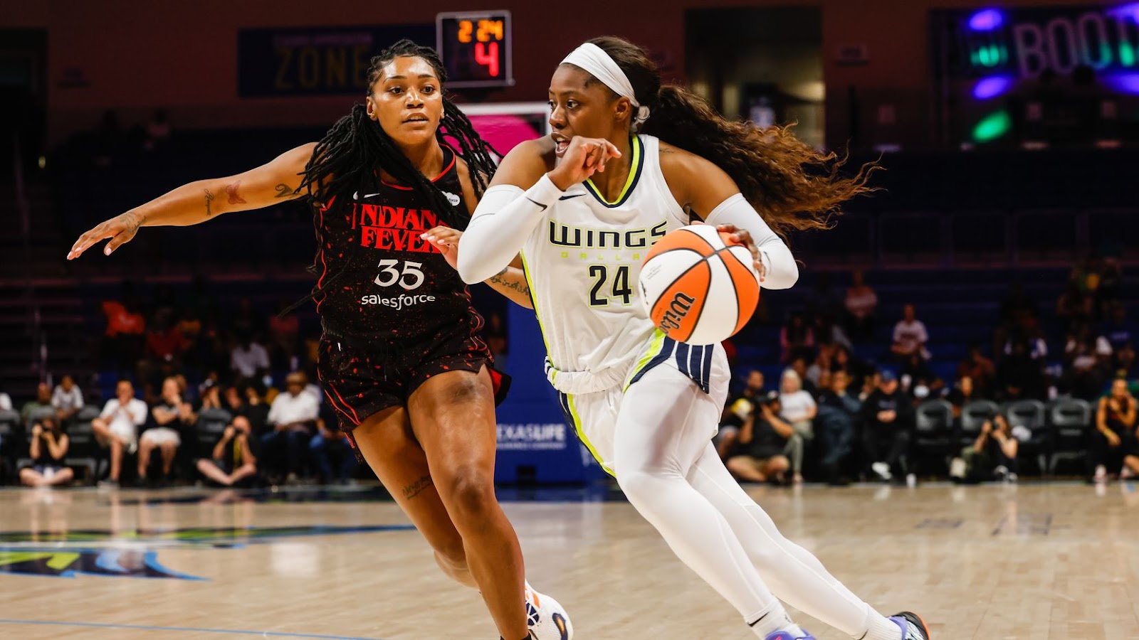 Dallas Wings tiếp đón Indiana Fever trên sân nhà (Ảnh:Youtube)