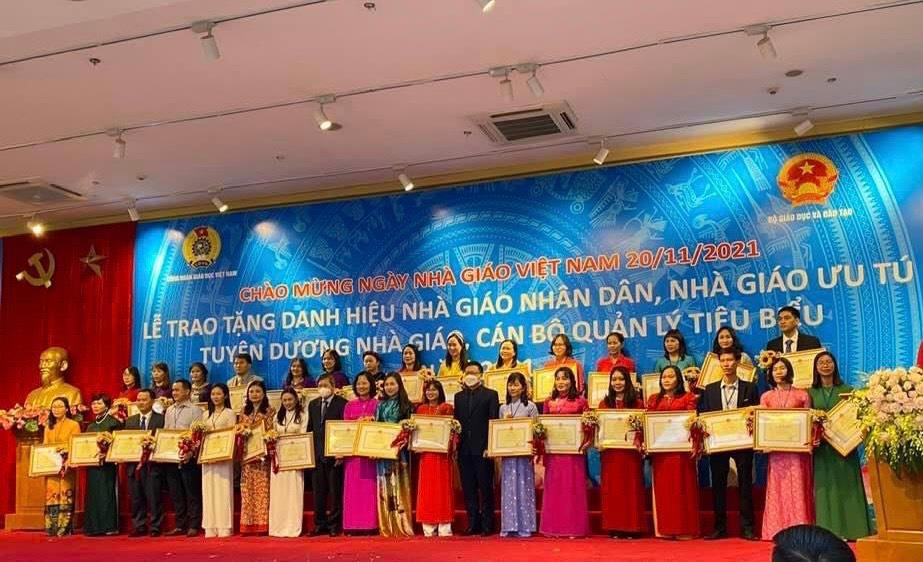 Cô Đỗ Thị Khánh Huệ trong Lễ tuyên dương Nhà giáo tiêu biểu năm 2021