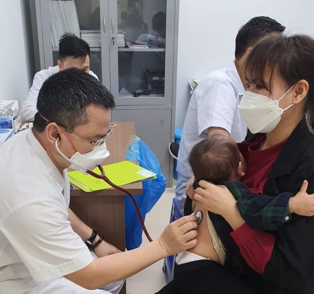 TS.BS Nguyễn Văn Tùng - Phó Chủ nhiệm Khoa nhi - Bệnh viện Trung ương Quân đội 108 đang khám cho bệnh nhi. 