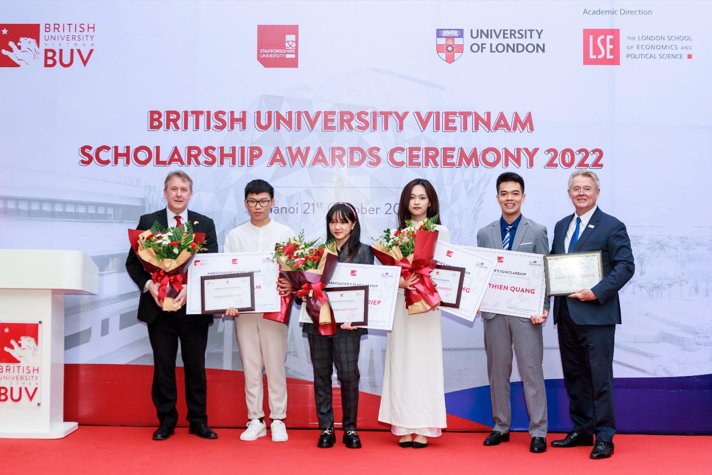 Lễ trao học bổng Đại sứ Vương quốc Anh năm 2022 được tổ chức tại Đại sứ quán Anh tại Việt Nam Lễ trao học bổng Đại sứ Vương quốc Anh năm 2022 được tổ chức tại Đại sứ quán Anh tại Việt Nam