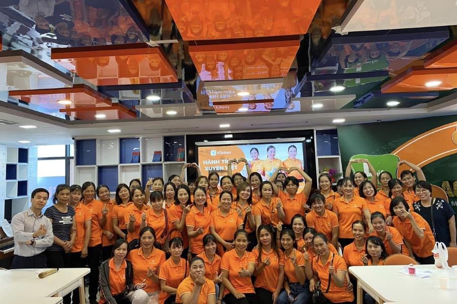 Các thành viên trong cộng đồng trong buổi gặp gỡ hằng tháng