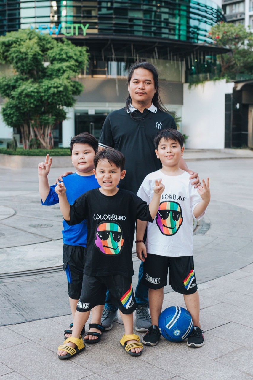 Tiktoker Vilongusd bên cạnh gia đình nhỏ trong đời sống hằng ngày