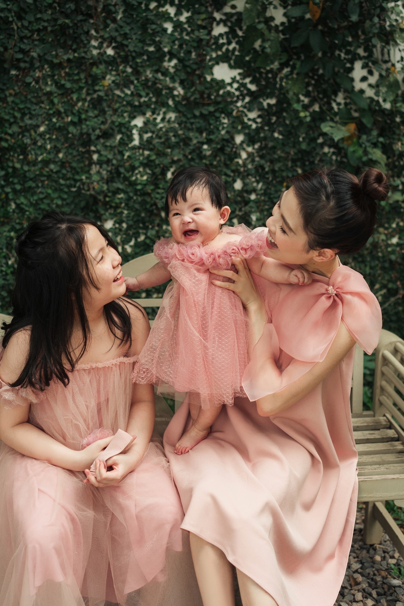 Trang My cùng hai cô con gái trong những thiết kế của LAMY design