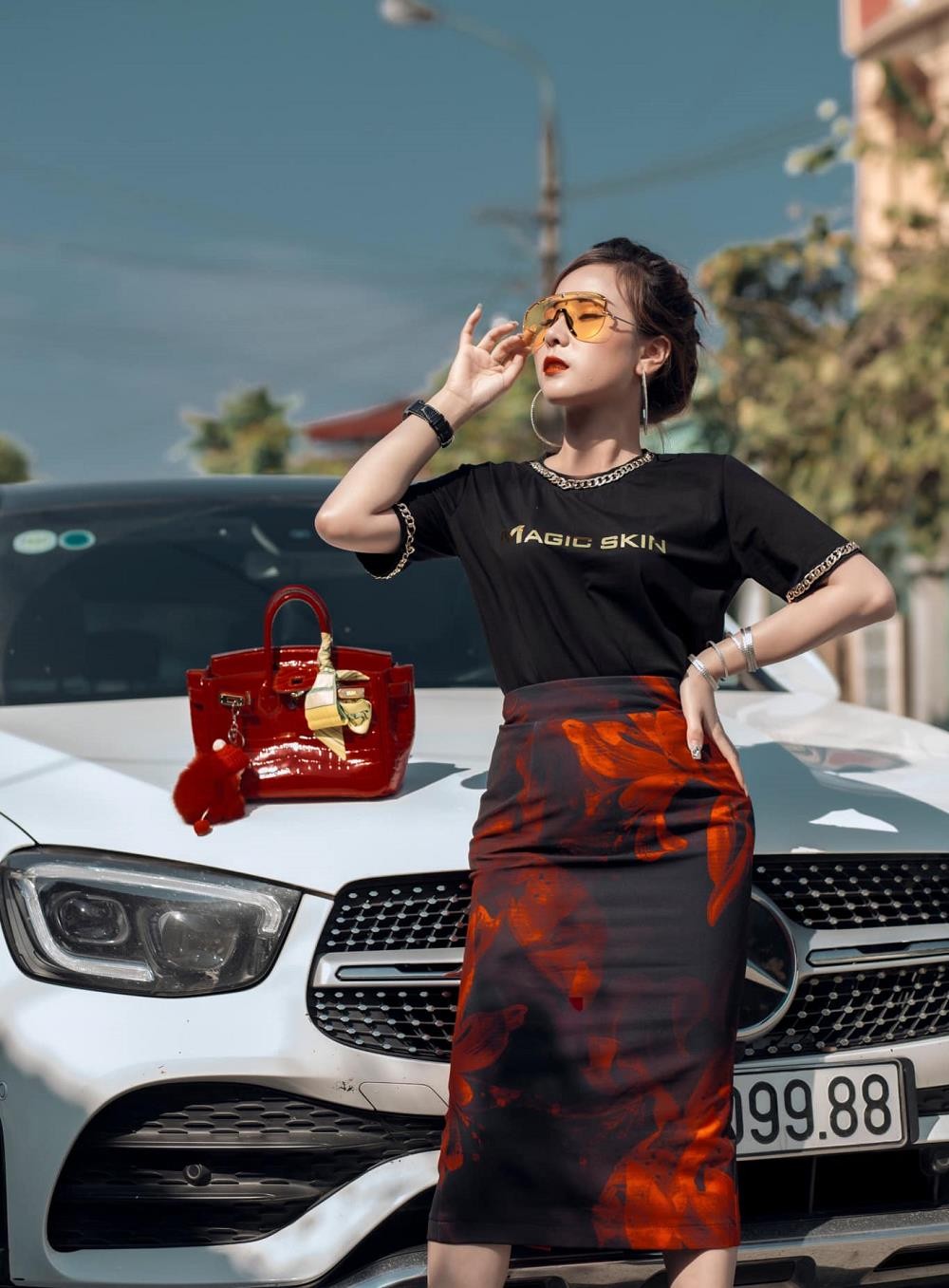  CEO xinh đẹp Hằng Trần thả dáng trên phố