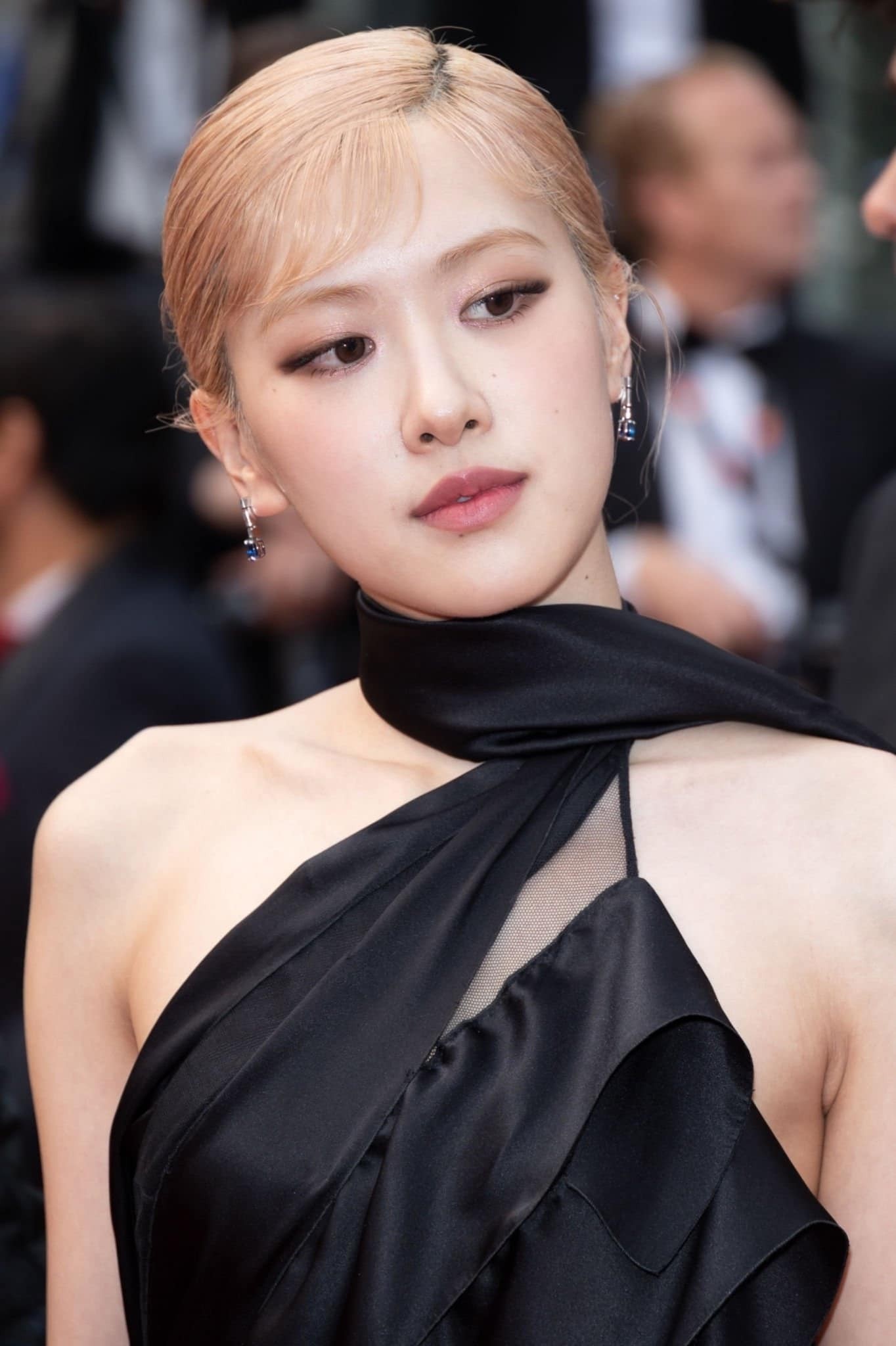 Rosé (BLACKPINK) gây sốt với vibe 'nàng thơ điện ảnh', chiếm trọn spotlight tại thảm đỏ Cannes 76 - Ảnh 1
